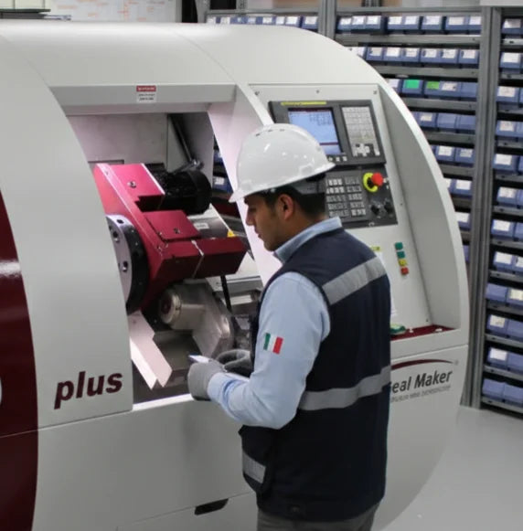 Experto supervisando la fabricación de sellos con equipo especializado